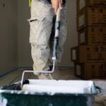 Tinta Acrilica - Homem pintor com rolo