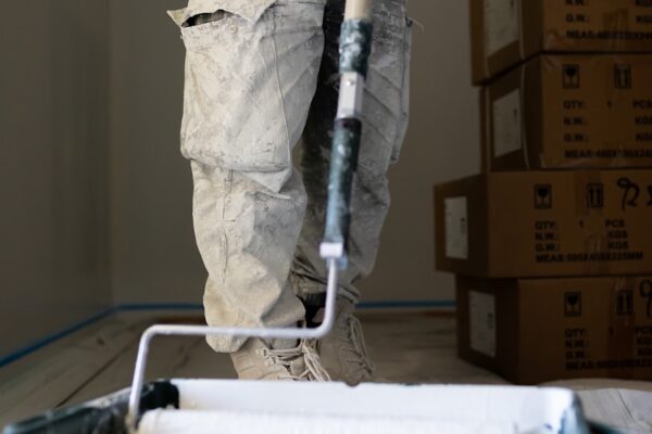 Tinta Acrilica - Homem pintor com rolo