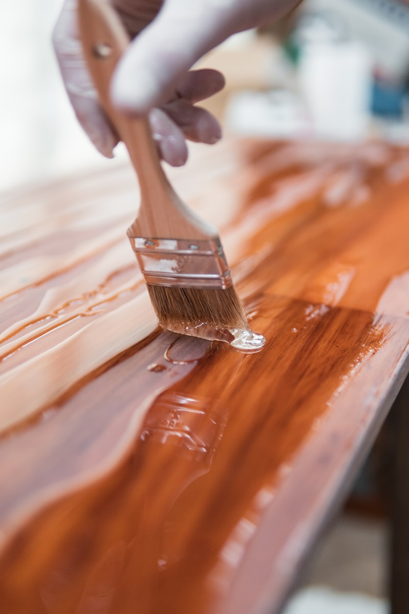 Como Pintar Madeira: Verniz, Esmalte ou Stain?