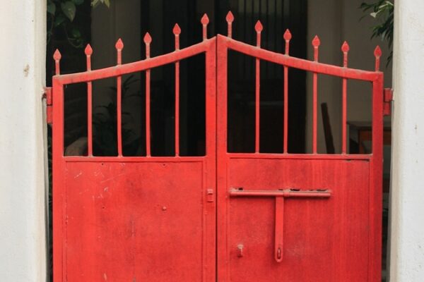 Cores para portão: portão de ferro vermelho com arco amarelo na fachada