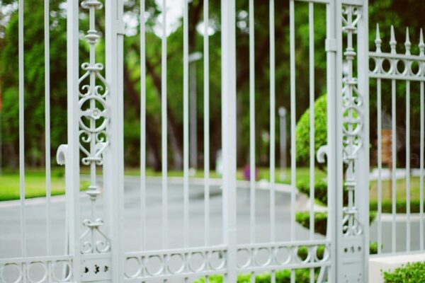 Tinta para portão de ferro: portão de ferro branco pintado, com jardim
